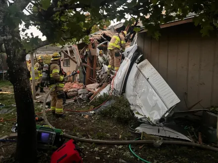 影/美國奧勒岡州小飛機墜毀民宅2死1傷　民眾拍下墜落畫面驚嘆：以為是遙控飛機