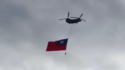 影/國慶前最後預演　直升機懸巨幅國旗通過總統府上空