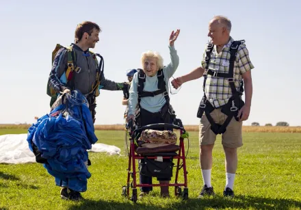 才成功挑戰高空跳傘　104歲勇嬤睡夢中安詳離世