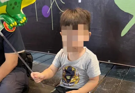 台中3歲童音樂節走失「抓恐龍氣球」　警當保母幫他找到媽