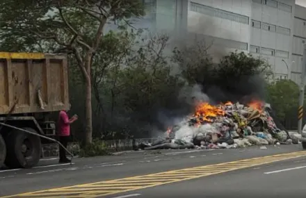 影/台南垃圾車突然起火！緊急傾倒路邊驚見噴火舌　疑民眾丟棄易燃物