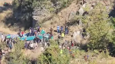 印度巴士墜落30層樓高峽谷！造成36死19傷　出動直升機救援