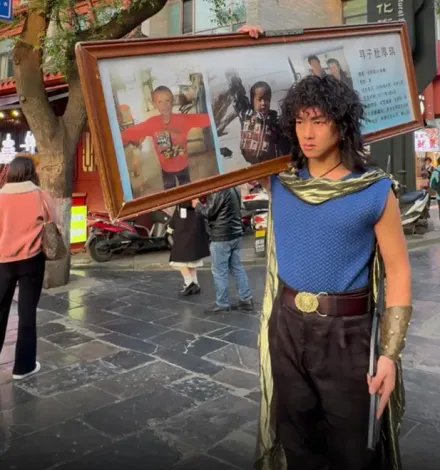 陸網紅cosplay武俠人物走上街頭　肩扛匾額宣傳「尋子啟事」