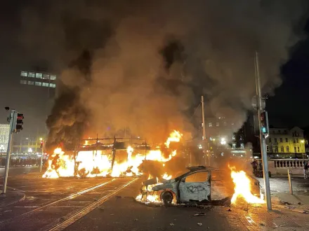 愛爾蘭都柏林驚傳「持刀砍3童傷」　數百群眾抗議爆衝突怒燒車
