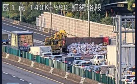 快訊/國1銅鑼段3車追撞釀6傷　大貨車翻覆「出口封閉」回堵1公里