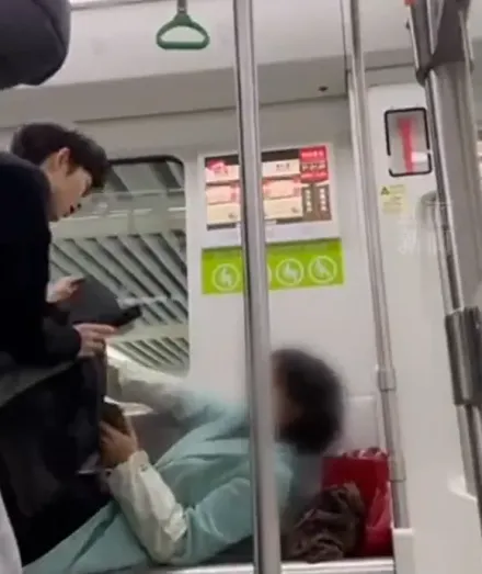 地鐵「橫躺姐」佔位滑手機　高EQ小夥脫外套「幫蓋被」…她嚇到秒坐直
