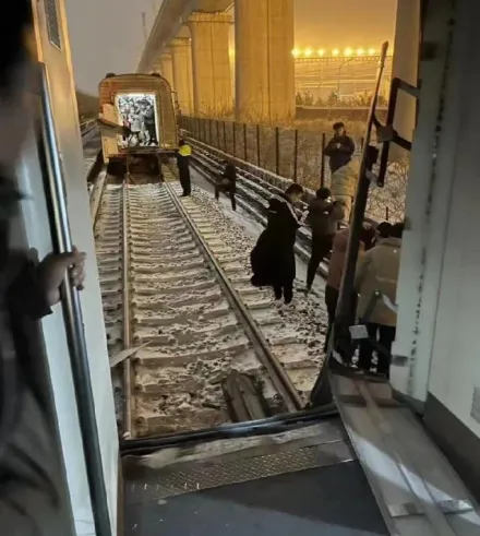 影/大陸北京地鐵「車廂脫節」下班乘客多人困車廂　玻璃震破、列車停擺