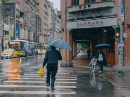 最強寒流來襲！北台灣「體感溫度-1°C」　雨彈狂炸越晚越冷