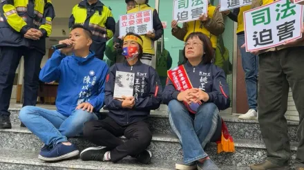 台南立委選舉號次抽籤　王家貞場外靜坐抗議