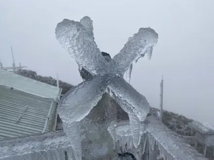 玉山北峰「一夜凍雨」成冰凍世界　氣象站整個被冰封