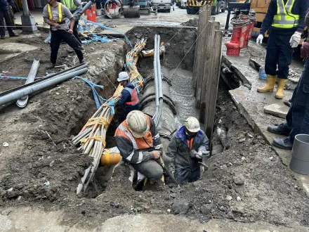 板橋南雅南路水管破裂搶修完成　今恢復通車、市府協助店家求償