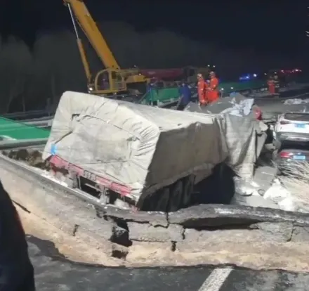 影/豆腐渣工程？內蒙高速公路突塌陷　「4車疊羅漢墜坑」致3死4傷