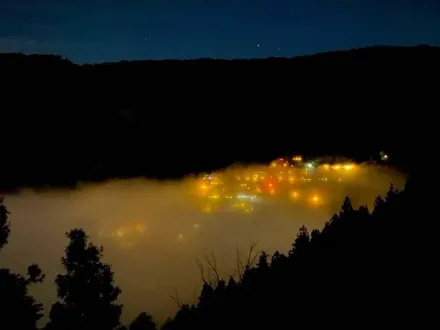 宜蘭太平山起霧如仙境　太平山莊現奇幻「琉璃光夜景」