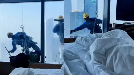 影/入住44樓一覺醒來窗外有人「洗刷刷」　她急鑽被窩…酒店回應：防窺玻璃