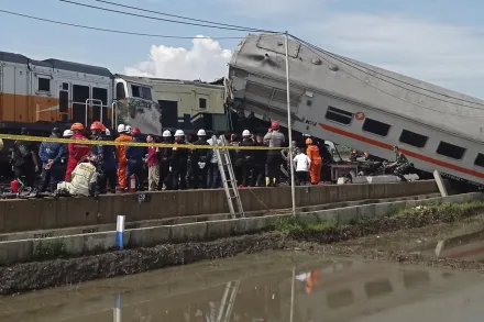 快訊/影/現場畫面曝！印尼驚傳2火車相撞　「車廂變形翻覆」3人遇難