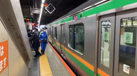 影/又是日本！列車進站6旬婦突遭陌生男推落軌　嫌犯被逮稱想被「關到死」