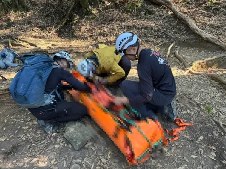 60歲男獨攀加里山身亡！冰冷遺體「26人4hrs」合力抬下山　家屬心碎放棄急救