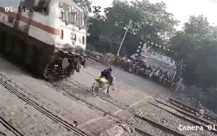 驚險畫面曝！男子牽腳踏車硬闖平交道　下秒直接從監視器畫面消失
