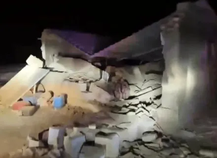 影/新疆7.1強震！飯店房客「只穿內褲」裹棉被衝下5樓　房屋倒塌兒童受困獲救