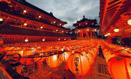 春節出遊/仿北方宮殿設計「高雄三鳳宮」　火紅燈籠海讓你秒陷電影場景