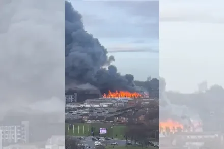 影/英利物浦4層樓建築大火數百人疏散　濃煙覆蓋一半天際線