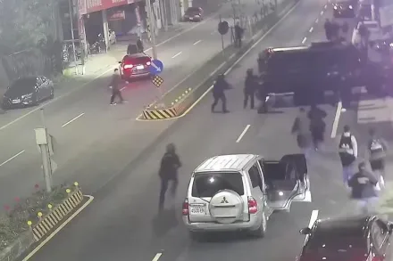 影/新竹街頭被包圍！40警裝甲車攻堅賭場　居民嚇愣「以為抓恐怖份子」