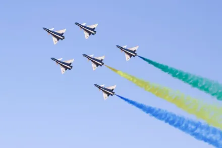 影/彩排曝光！解放軍「藍天儀仗隊」赴沙國表演　6架「殲-10」齊飛場面壯觀