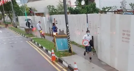 新加坡男子大街上持刀追砍路人至少7人受傷　民眾合力制伏兇手