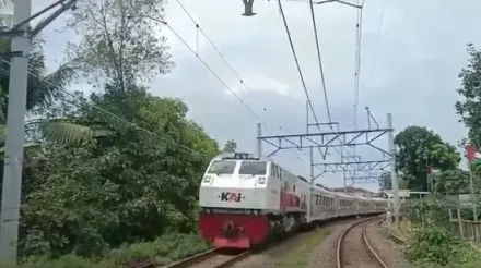 印尼YouTuber站鐵軌拍火車「慘遭輾斃」！友人目睹崩潰　驚悚瞬間全錄到