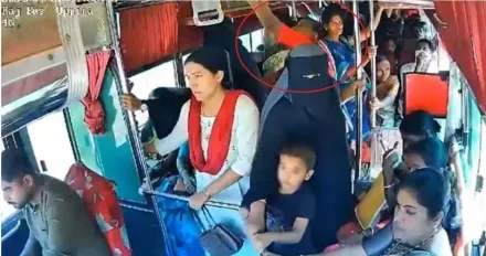 影/過年悲劇頻傳！老婦好心讓座給母子　下秒「被甩出公車」重摔亡