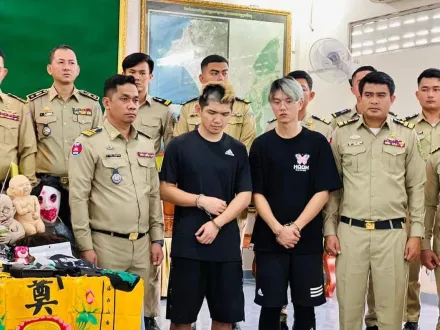 快訊/晚安小雞、阿鬧現身記者會！柬埔寨警方展示「假槍、鬼娃」等道具