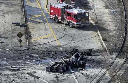 影/美卡車燃料罐突起火爆炸「巨大火球竄向天際」　9名消防員輕重傷送醫搶救