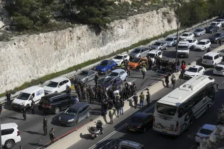 以色列遇恐怖攻擊！3槍手突闖塞車車陣「瘋狂掃射」致1死8傷