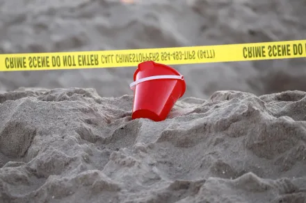 影/沙灘會吞人！7歲女童開心玩沙挖洞　下秒竟「崩出大天坑」遭活埋慘死