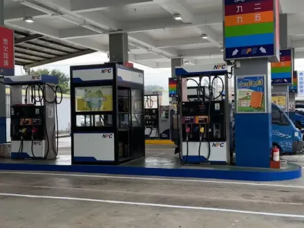 影/場面太嚇人！新竹加油站「汽油外洩狂噴」　油管、油槍竟分離脫落