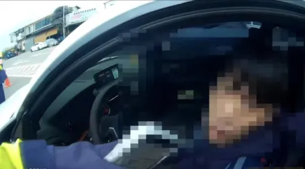影/BMW男遇女警攔檢降窗飄K味　帽T藏17包毒「酒店買的」