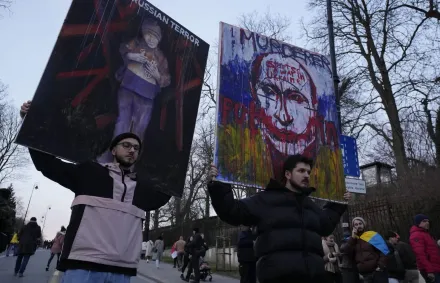 影/俄烏戰爭二週年！波蘭民眾湧至俄國使館前抗議　激進人士門口倒糞便