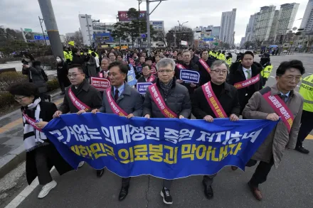 上萬名醫師辭職！矢言「堅決抵制擴招」　韓政府祭最後通牒「2月底前復工」