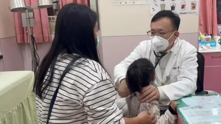 一周5起高燒案例「最小才11個月」！父母流感傳給小孩「一家4口」反覆高燒