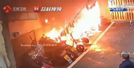 影/講不聽！男童停車位旁玩煙火　電動車被引燃「瞬陷火海」燒剩車架