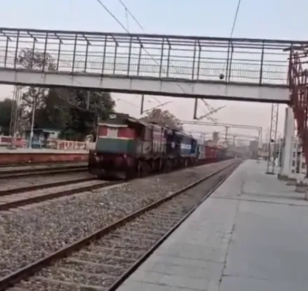 影/天兵駕駛員忘拉剎車！印度「無人火車」鐵軌直直衝　時速破百狂飆近70km
