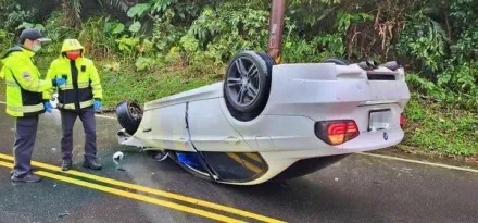 車毀人傷！瑞芳山路邊驚見BMW自撞山壁烏龜翻　車頭變形駕駛頭破血流