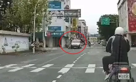 影/不讓？宜蘭街頭驚見救護車鳴笛執勤通過路口　與沒煞停機車相撞