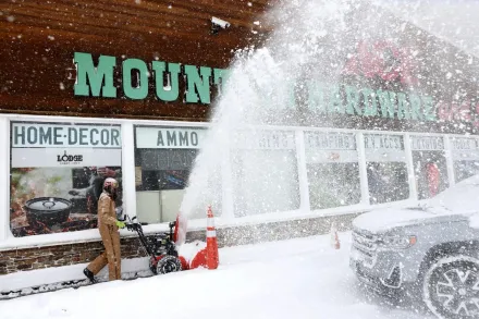 影/本季最強暴風雪狂襲加州！內華達山脈「積雪逾2.2公尺」公路封閉