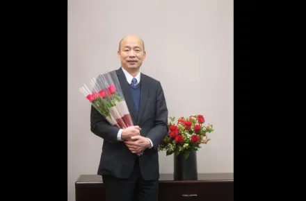 「韓院長才是真正的暖男！」韓國瑜婦女節玫瑰花送女立委、女官員們　全網融化