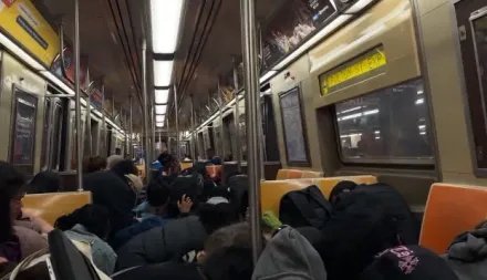 影/第一手畫面曝！紐約地鐵傳槍響　男子挑釁乘客還掏槍威脅反遭奪槍射傷