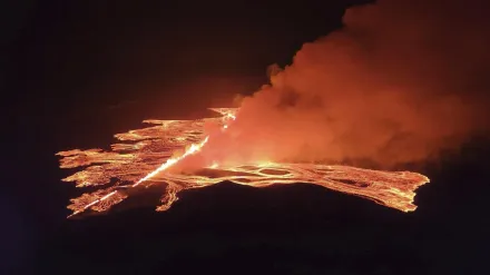 影/冰島雷克雅內斯半島火山爆發　3公里裂縫冒出大量岩漿當局緊急疏散居民