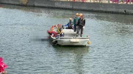 快訊/高雄愛河有「人形漂浮物」！環保局人員靠近嚇傻　60歲男明顯死亡