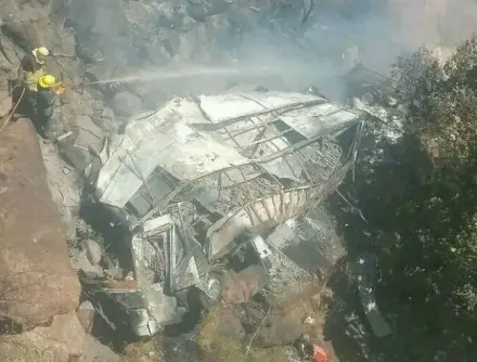 南非巴士失控撞「墜50米深谷」　45人慘死8歲女童獨活