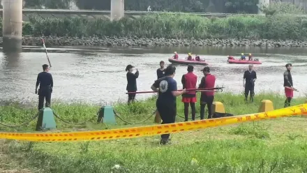 快訊/國1北向堤頂匝道自撞「人車驚悚墜河」　已鎖定車輛位置打撈中